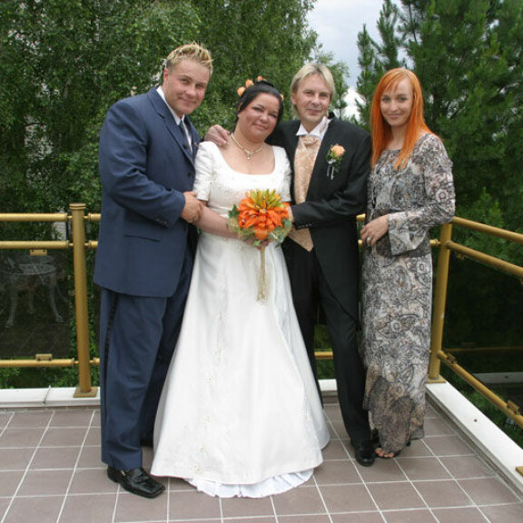 Verkostomarkkinoija Petteri Jussila (vas.) kuului Nykäsen manageriportaaseen. Kuva on Matin ja Mervin toisista häistä heinäkuulta 2004. Reilut pari viikkoa myöhemmin Petteri hukkui kotitalonsa rantaan. Verkostomarkkinoija Petteri Jussila (vas.) kuului Nykäsen manageriportaaseen. Kuva on Matin ja Mervin toisista häistä heinäkuulta 2004. Reilut pari viikkoa myöhemmin Petteri hukkui kotitalonsa rantaan.