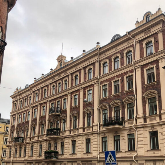 Asunnon sijainti on loistava, jos viihtyy kaupungin urbaanissa sykkeessä. Asunnon sijainti on loistava, jos viihtyy kaupungin urbaanissa sykkeessä.