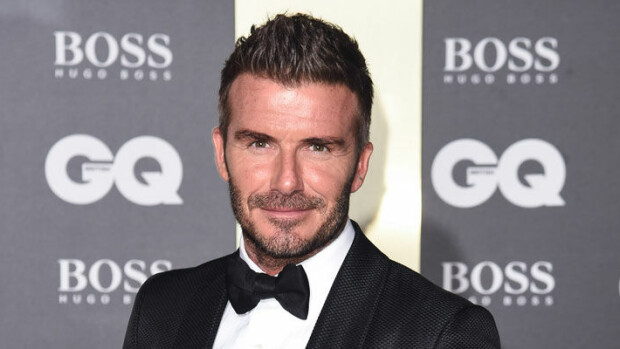 Jösses! David Beckham suihkutteli sukukalleuksiaan Elton Johnin ökyjahdilla – kuva! Davidin alakerta kaipasi viilennystä vesileikeistä huolimatta.
