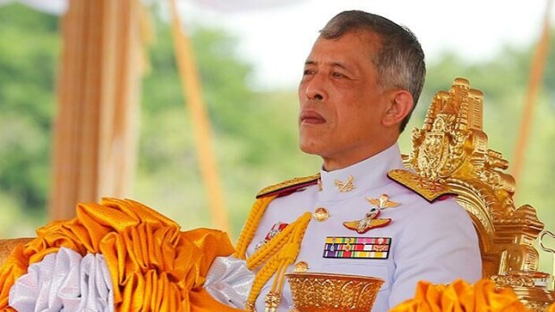 Kuva! Thaimaan kuningas Rama X toi sotaharjoituksiin jalkavaimonsa ja puudelinsa! Thaimaan kuningas Rama X.