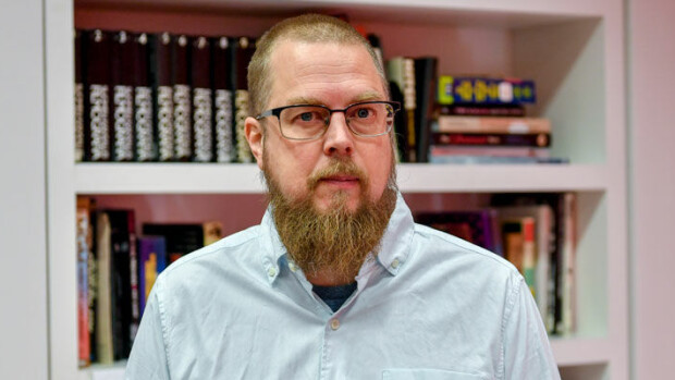 Mielensäpahoittajan bisnes romahti! Kirjailija Tuomas Kyrö nosti 75 000 euron osingot! Tuomas Kyrön voitto romahti.
