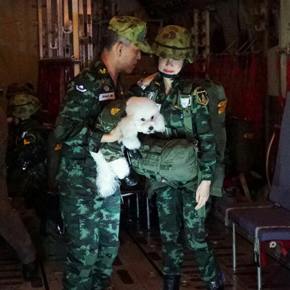 Kuva! Thaimaan kuningas Rama X toi sotaharjoituksiin jalkavaimonsa ja puudelinsa! Thaimaan kuningas ja jalkavaimo.