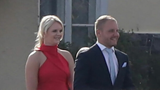 Vau, mikä kaunotar! Emilia Bottas pukeutui punaiseen Valtteri-miehensä syntymäpäivillä – kuvat! Emilia ja Valtteri Bottas.