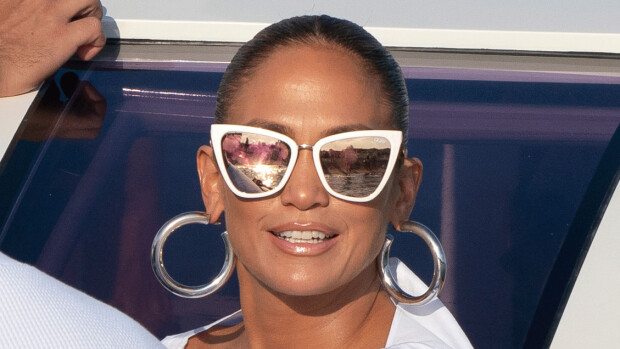 Maailman kuumin viiskymppinen? Tuuli tarttui läpeensä treenatun Jennifer Lopezin söpöön pallohameeseen – nyt näkyy kaikki! Jennifer Lopez.