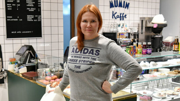 Sanna Kiisken muumikahviloiden konkurssihelvetti syvenee – ruotsalaismiljonääriltä rajuja väitteitä: ”Viitteitä lainvastaisuuksista!” Sanna Kiisken muumikahvilat menivät konkurssiin.