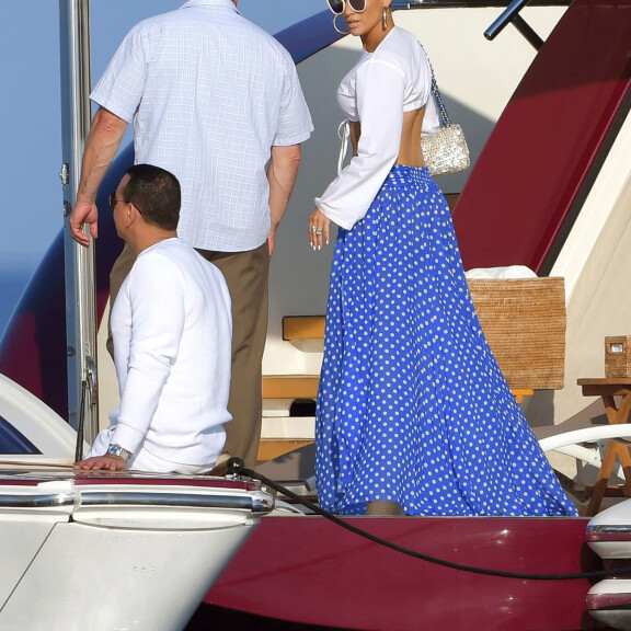 Paparazzit bongasivat Jennifer Lopezin ökyjahdin kannella St. Tropez'issa, Ranskassa. Paparazzit bongasivat Jennifer Lopezin ökyjahdin kannella St. Tropez'issa, Ranskassa.
