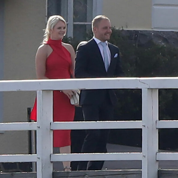 Emilia ja Valtteri hymyilivät onnellisina ennen  synttäribileitä. Emilia ja Valtteri hymyilivät onnellisina ennen  synttäribileitä.