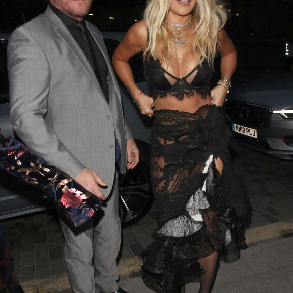 Oho! Rita Oran gaalaeleganssi hämmensi seksikkydellään - katso kuvat! ritaora