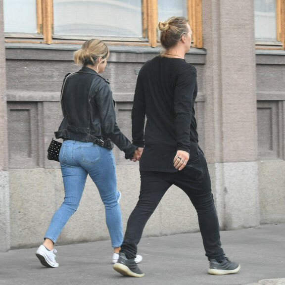 Pari käveli käsi kädessä ja kellontarkasti samassa tahdissa. Pari käveli käsi kädessä ja kellontarkasti samassa tahdissa.