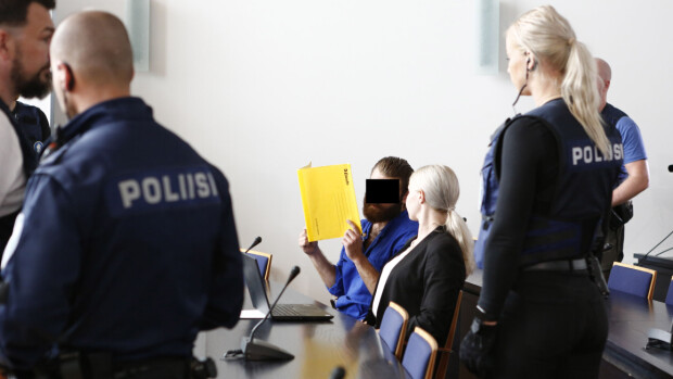 Poliisien ampujiksi epäillyt peittivät kasvonsa kuvaajilta vangitsemisoikeudenkäynnissä - katso! epäilty