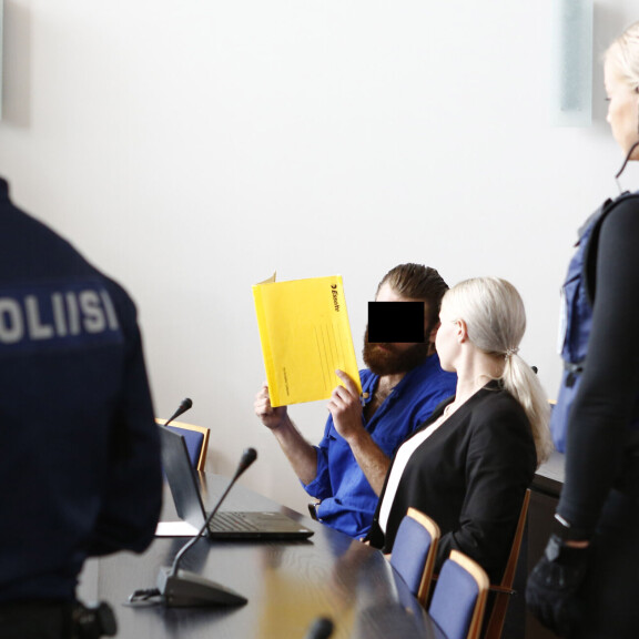 Poliisien ampujiksi epäillyt peittivät kasvonsa kuvaajilta vangitsemisoikeudenkäynnissä - katso! zz