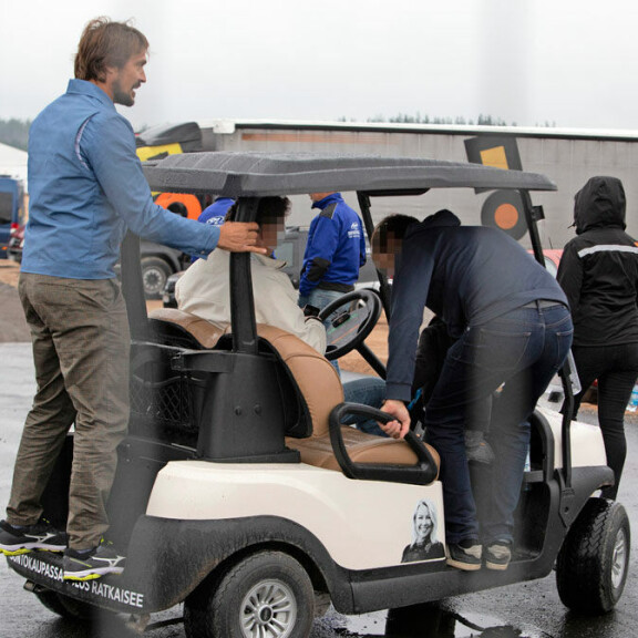 Enintään kahdelle tarkoitetun golfkärryn kantavuuttta testattiin ankarasti. Enintään kahdelle tarkoitetun golfkärryn kantavuuttta testattiin ankarasti.