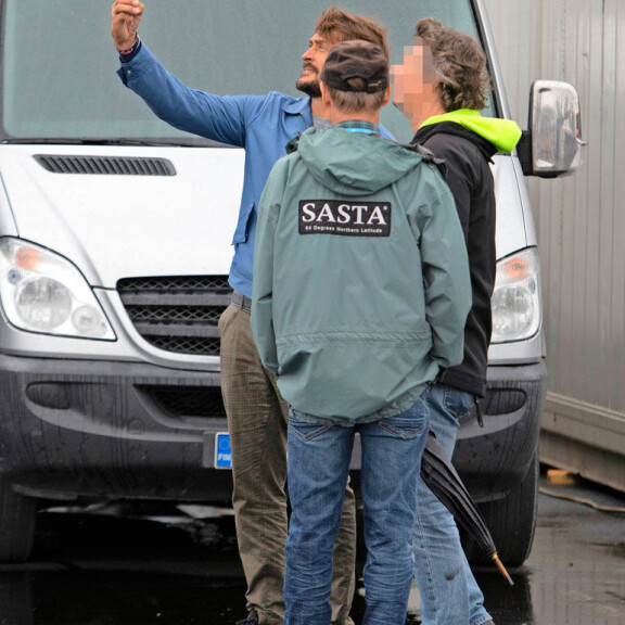 Teemu nappasi fanikuvaselfien äijäporukassa. Teemu nappasi fanikuvaselfien äijäporukassa.