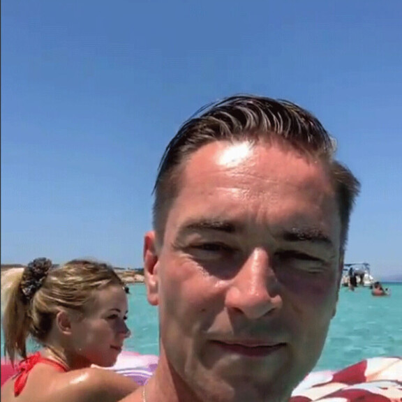Sami otti selfie-videota ja Kerttu polski taustalla bikineissä. Sami ja Kerttu