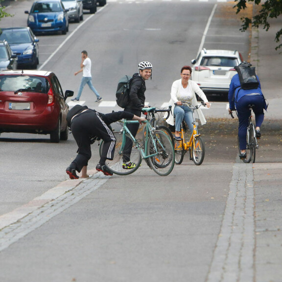 ...ja hitaasti hän nousikin ylös. ...ja hitaasti hän nousikin ylös.
