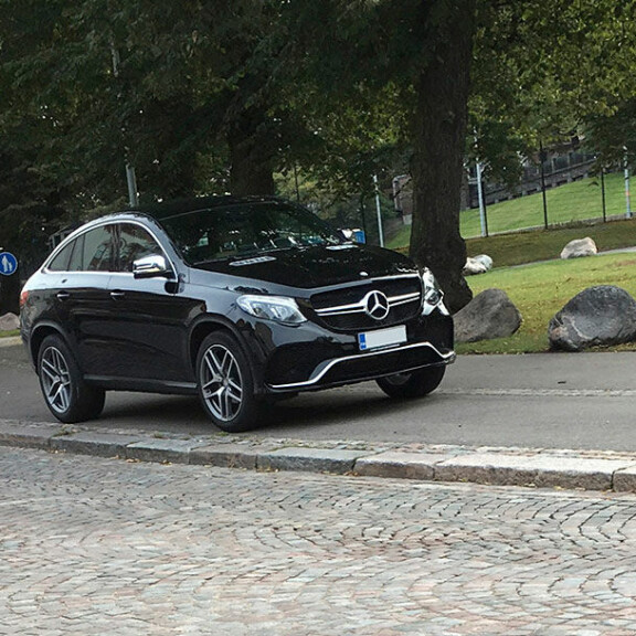 Pöh! Martina Aitolehti pysäköi autonsa pyörätielle – kuva törkyparkista! Martina Aitolehti