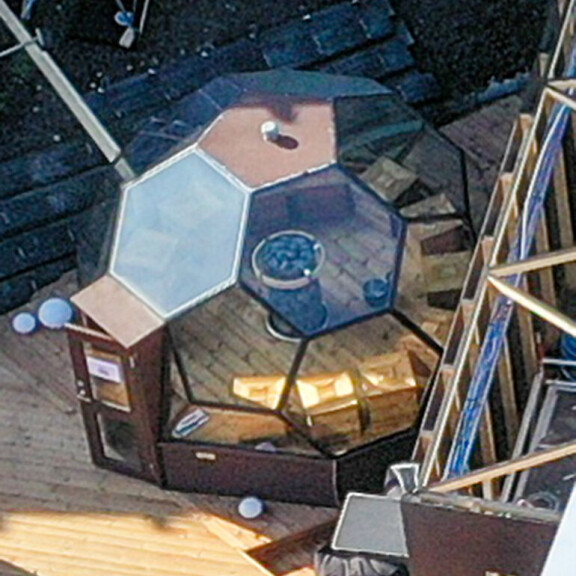 Tässä se nyt on! Seiska kuvasi Big Brother -talon ilmasta käsin: piha-alueella upeaa designia, viherkasveja ja lasi-iglun näköinen sauna! Kuvat! bb talo