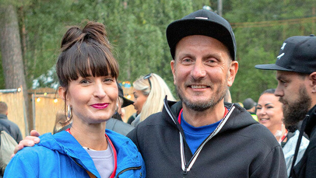 Hans Välimäki ja Maria-vaimo lenkkeilivät luksusalueella – lennokas kuva! Hans Välimäki ja Maria