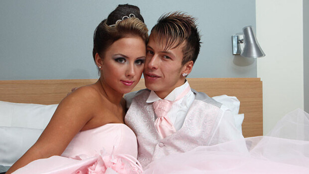 Muistatko historialliset Big Brother -häät? Henna Kalinainen ja Antti Kurhinen sanoivat tahdon suorassa lähetyksessä - katso hääkuvat! henna ja antti