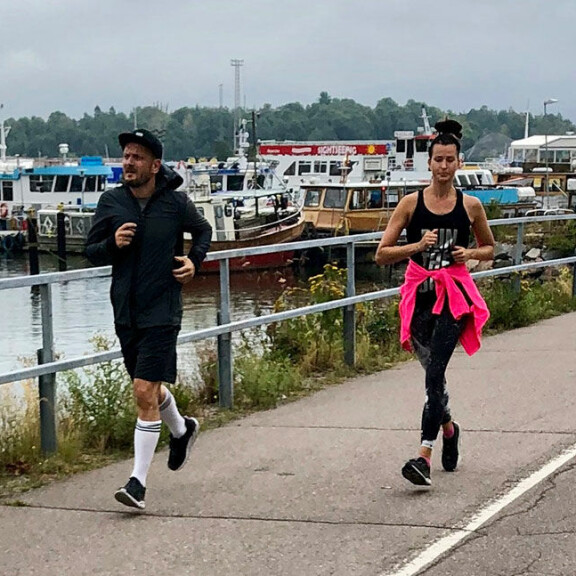 Hans Välimäki ja Maria-vaimo lenkkeilivät luksusalueella – lennokas kuva! Hans Välimäki ja Maria-vaimo