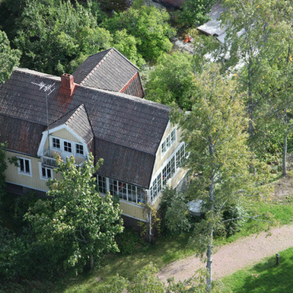 Tältä vanha huvila näytti 10 vuotta sitten, kun Seiska kuvasi sen helikopterista. Tältä vanha huvila näytti 10 vuotta sitten, kun Seiska kuvasi sen helikopterista.