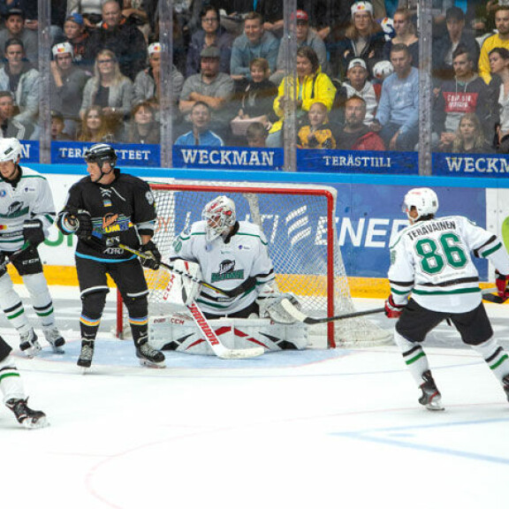 Pelaajien selkämyksissä vilahteli Liiga Alumni All Star -ottelussa toinen toistaan tunnetumpia nimiä. Kuvassa mm. Valtteri Filppula, Marko Jantunen, Teuvo Teräväinen ja Ville Nieminen. Pelaajien selkämyksissä vilahteli Liiga Alumni All Star -ottelussa toinen toistaan tunnetumpia nimiä.