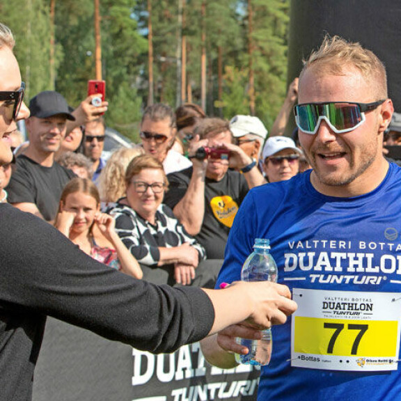 Emilia ojensi aviomiehelleen kurkun kostuketta vaativan duathlon-rääkin jälkeen. Bottas