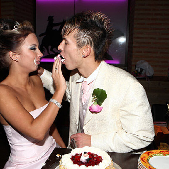 Muistatko historialliset Big Brother -häät? Henna Kalinainen ja Antti Kurhinen sanoivat tahdon suorassa lähetyksessä - katso hääkuvat! henna ja antti