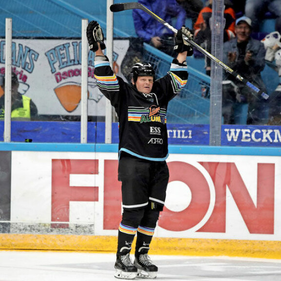 Siellä on! Hämeen Alumnin Marko Jantunen tuulettaa maaliaan, jonka syötti toinen Pelicans-seuralegenda Leo Komarov. Marko jantunen