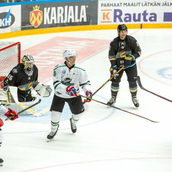 Teuvo Teräväinen (vas.), Veini Vehviläinen, Sebastian Aho, Teppo Numminen ja Henri Jokiharju nautiskelivat hyväntuulisesta kiekkopelistä. Liiga Alumni