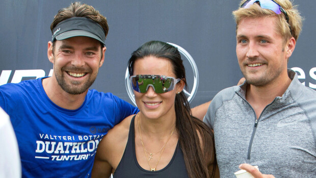 Hikiset julkkiskuvat julki! Martina Aitolehti hoiperteli tajunnan rajamailla, Mikko Leppilampi karkasi kohukaunottarelta – Akseli Herlevillä hirvittävä helleurakka Mikko Leppilampi, Martina Aitolehti & Stefan Therman.