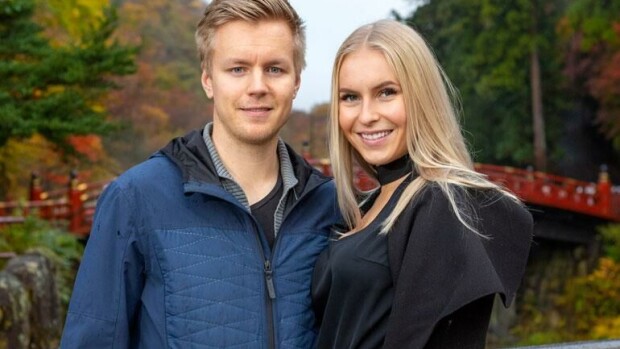 Kihlat! Miss Suomi 2018 Alina Voronkova julkaisi huiman sormuskuvan jääkiekkoilija Joonas Hurrin kanssa! Alina Voronkova