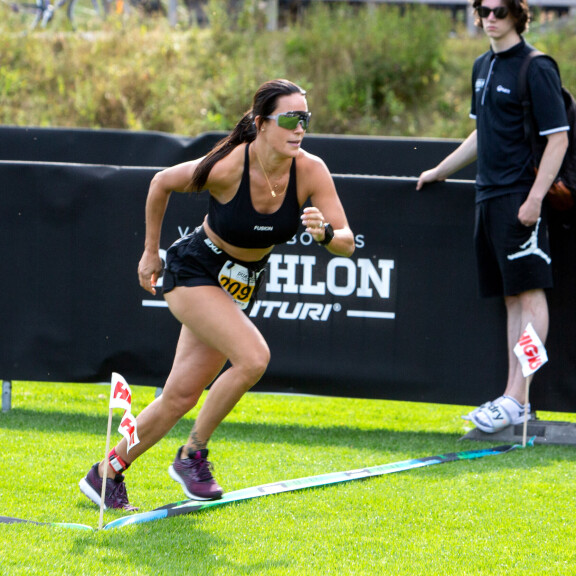 Martina Aitolehti ampaisi liikkeelle hurjalla vauhdilla. Se kostautui. Martina Aitolehti ampaisi liikkeelle hurjalla vauhdilla. Se kostautui.