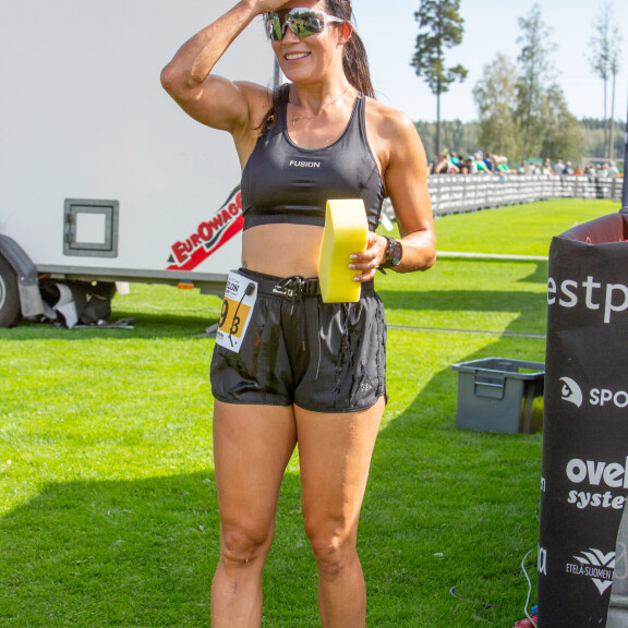 Martina oli maaliin saavuttuaan väsynyt mutta onnellinen. Martina oli maaliin saavuttuaan väsynyt mutta onnellinen.