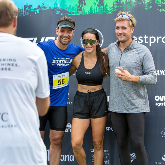 Maalissa oli helppo hymyillä. Vasemmalta oikealle Mikko Leppilampi, Martina Aitolehti ja Stefan Therman. Maalissa oli helppo hymyillä. Vasemmalta oikealle Mikko Leppilampi, Martina Aitolehti ja Stefan Therman.