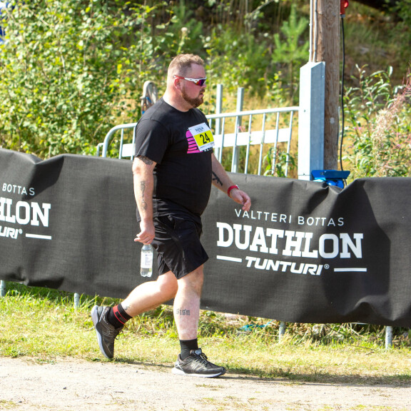 Burgerikeisari ei antanut periksi, vaan punnersi väkisin maaliviivan yli. Burgerikeisari ei antanut periksi, vaan punnersi väkisin maaliviivan yli.