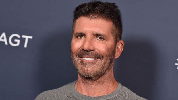 Forever young! X-Factorista tuttu Simon Cowell on hoikistunut vegaani - mitä kasvoille on tapahtunut? Katso ja vertaa! Simon Cowell