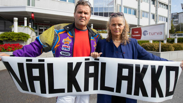 Dialyysipotilas Jari Hautakorpi ja Marketta-vaimo menevät viikoiksi nälkälakkoon – syynä raju vakuutussota kolarista: ”Olemme valmiita kuolemaan!” Jari ja Marketta Hautakorpi
