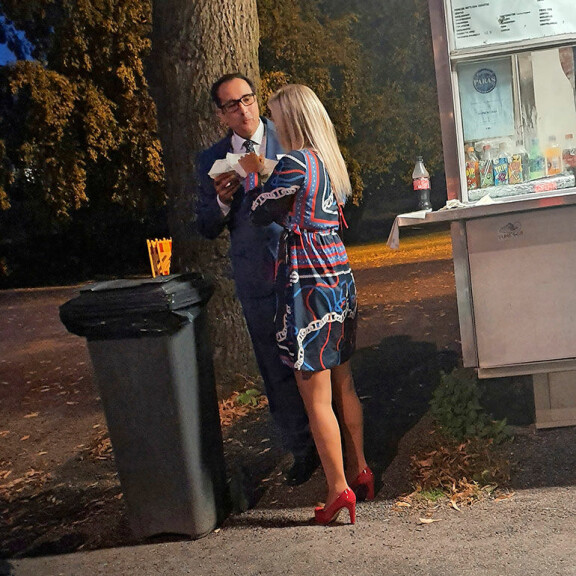 Jösses! Heikki Lampela ja Hanna Kärpänen hotkivat ykköset yllä grilliruokaa – kuva! Heikki Lampela ja Hanna Kärpänen