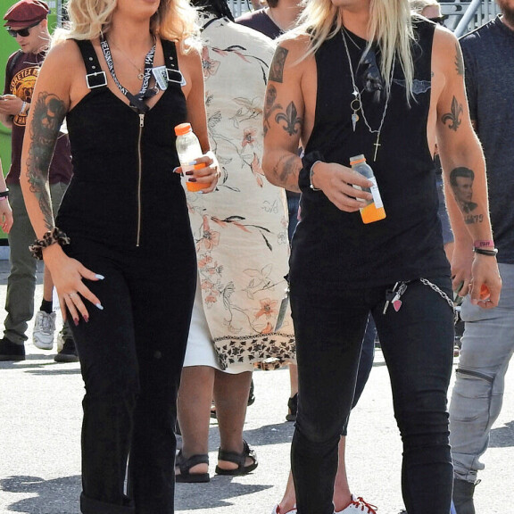 Vau, mitkä kengät, Olli! Rokkari tallusteli Tytin kanssa Flow'n festarialueella. Olli Herman ja Tytti