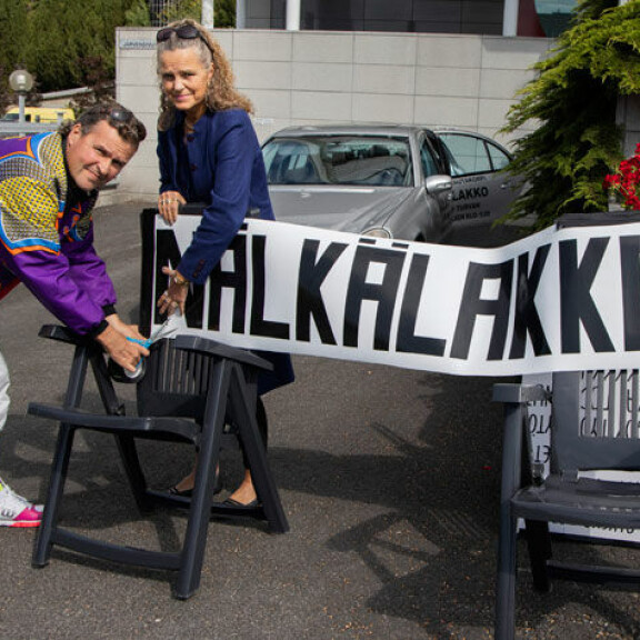 – Yhdessä olemme eläneet ja yhdessä olemme valmiit kuolemaankin, 30 vuotta naimisissa olleet Marketta ja Jari sanovat. – Yhdessä olemme eläneet ja yhdessä olemme valmiit kuolemaankin, 30 vuotta naimisissa olleet Marketta ja Jari sanovat.