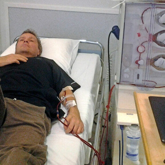 Jari käy kolmesti viikossa dialyysissa sairaalassa. Hoitamaton diabetes johti munuaisten vajaatoimintaan. – Lopetan hoidot nälkälakon alkaessa, Jari sanoo. Jari käy kolmesti viikossa dialyysissa sairaalassa. Hoitamaton diabetes johti munuaisten vajaatoimintaan. – Lopetan hoidot nälkälakon alkaessa, Jari sanoo.