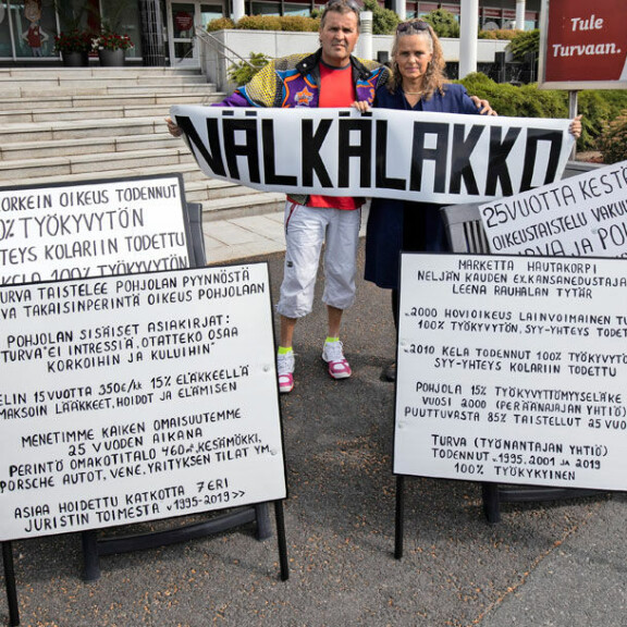 Vakuutusyhtiö Turvan eteen Tampereelle pari lähtee muun muassa infokyltein valmistautuneena. Vakuutusyhtiö Turvan eteen Tampereelle pari lähtee muun muassa infokyltein valmistautuneena.