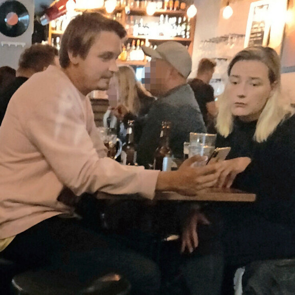 Putous-tähdet tuijottivat yhdessä Roopen puhelinta kaljan tirpomisen lomassa. Roope Salminen ja Pilvi Hämäläinen