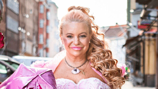 Vau, mikä 41-vuotias! Huimasti hoikistunut Johanna Tukiainen näyttää upeammalta kuin aikoihin – tuoreet kuvat! ”Sain kahdet synttärijuhlat” Johanna Tukiainen