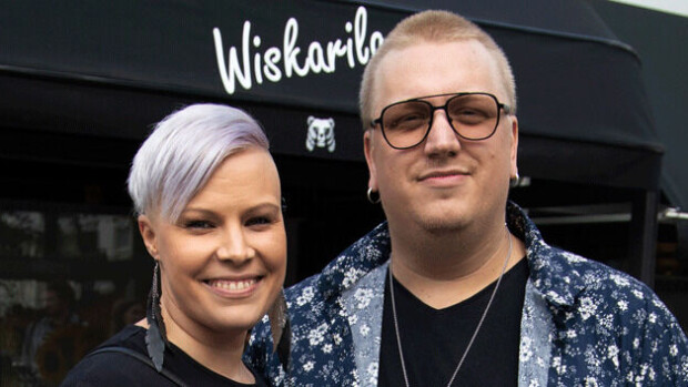Läheinen perhetragedia avasi Arttu Wiskarin Pauliina-vaimon silmät: ”Ei voi haaveilla!” Arttu ja Pauliina Wiskari