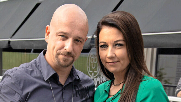 Juontaja-laulaja Sami Hintsanen ja Varpu-vaimo hautasivat 8-vuotiaan Senja-tyttärensä: ”Puhuminen on helpottanut tuskaa!” Sami Hintsanen ja Varpu