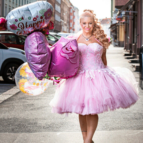 Johanna Tukiainen on tyrmäävä sinkku: Deittailee monia komistuksia – ”Useat miehet haluavat pettää vaimoaan!” Johanna Tukiainen