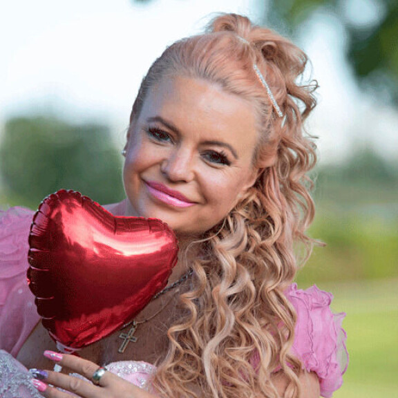 Johanna Tukiainen kertoo selvinneensä uskon avulla. Johanna Tukiainen kertoo selvinneensä uskon avulla.