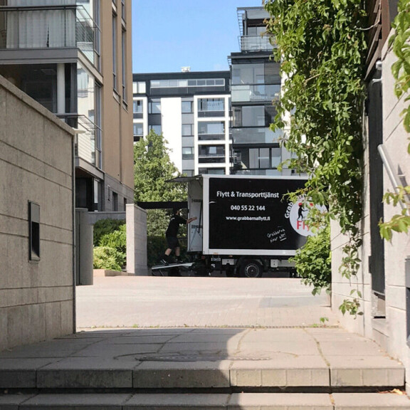 Muuttomiehet parkkeerasivat autonsa talon viereen Eirassa. Martinan muutto